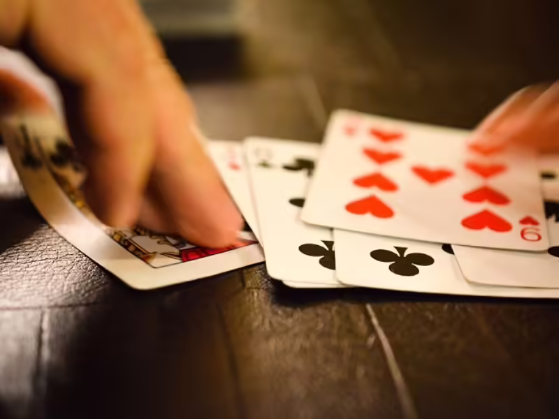 Người chơi căng thẳng và thao tác thiếu mượt mà, dễ khiến cách chia bài lấy liêng bị lộ tẩy